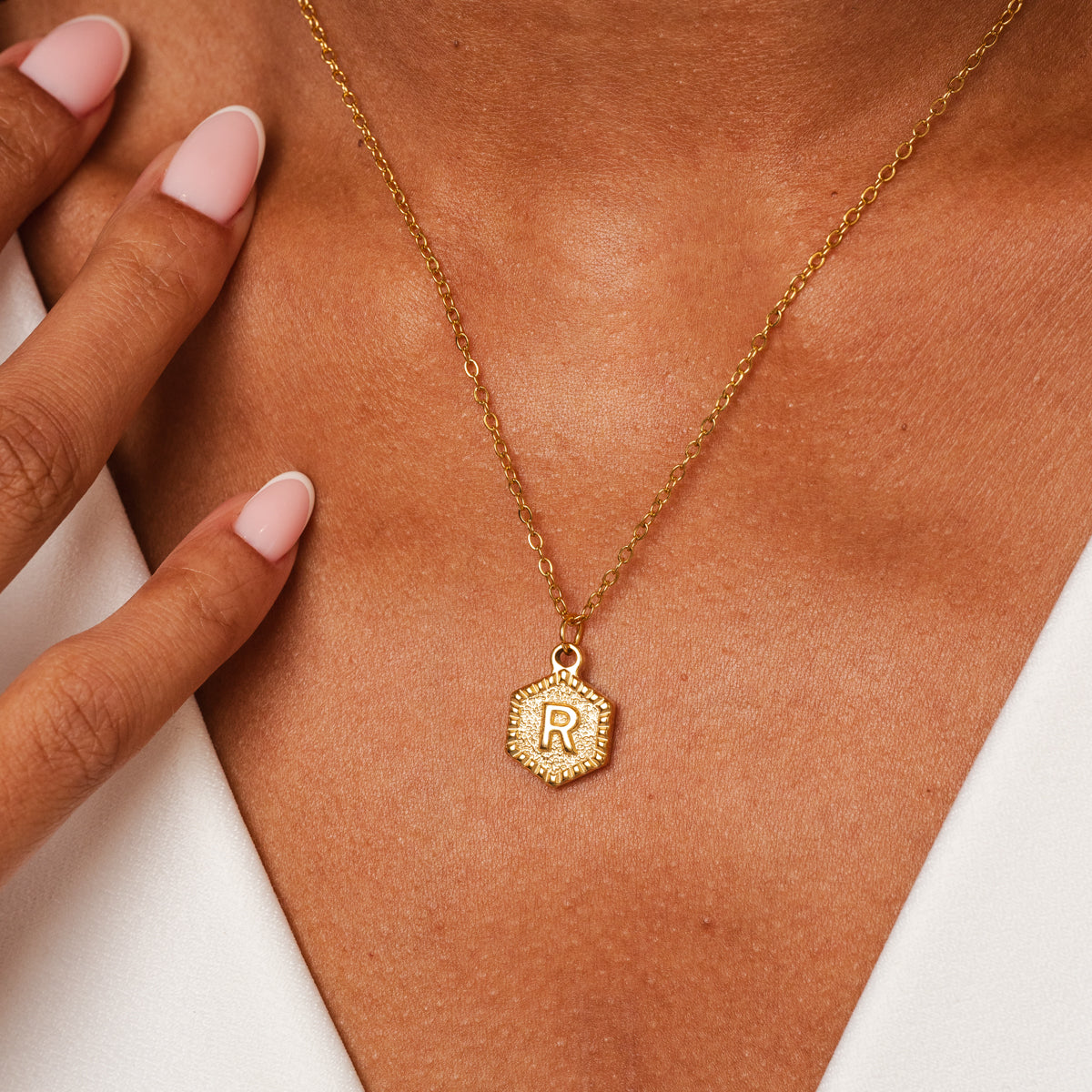 Colar Hexagonal com Iniciais - Ouro