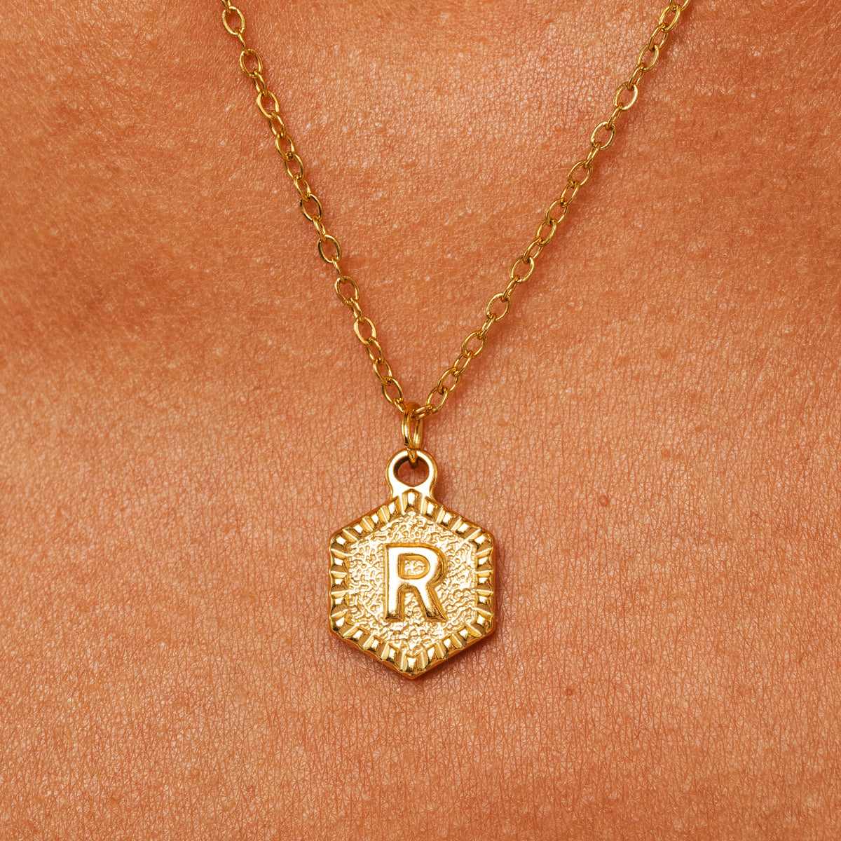 Colar Hexagonal com Iniciais - Ouro