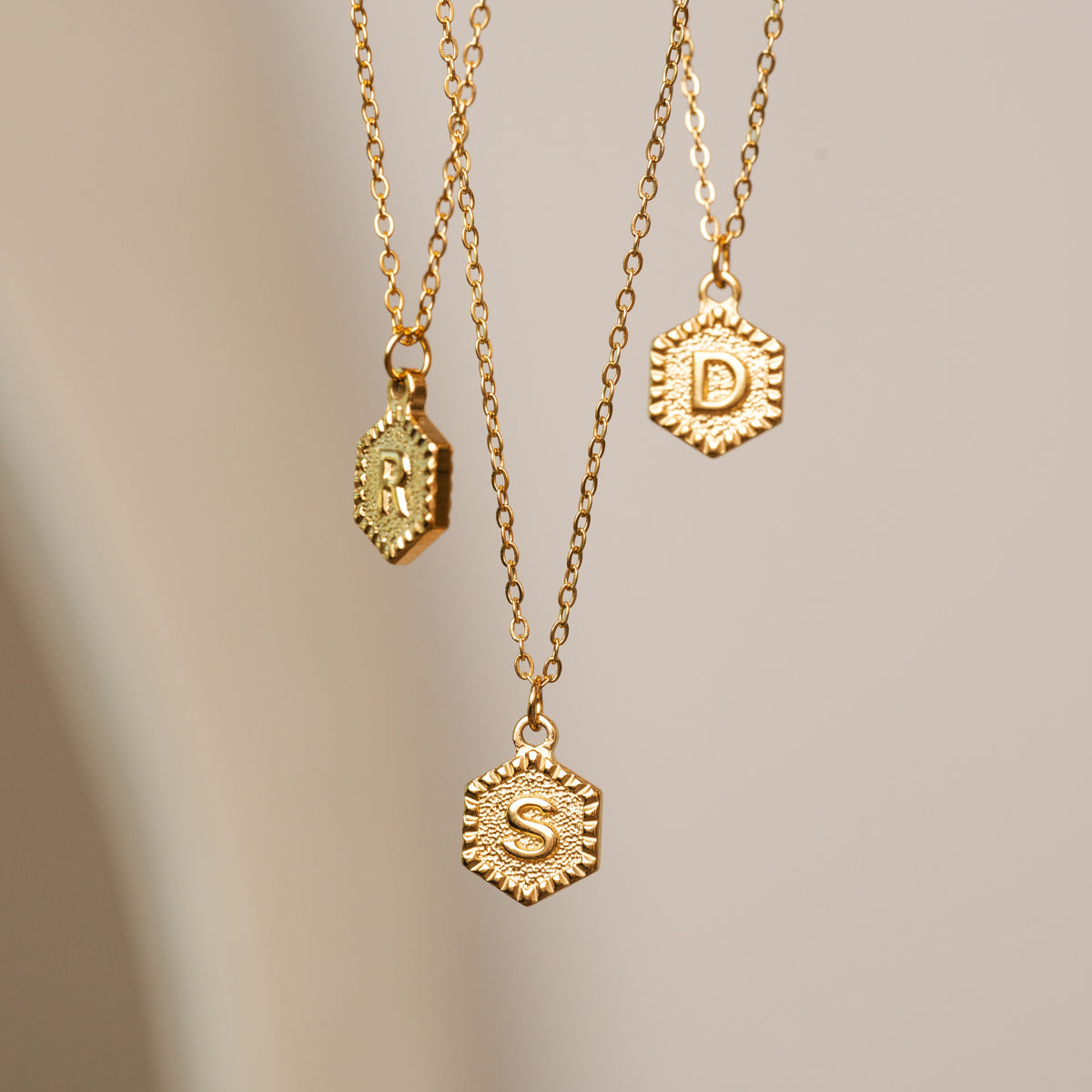 Colar Hexagonal com Iniciais - Ouro