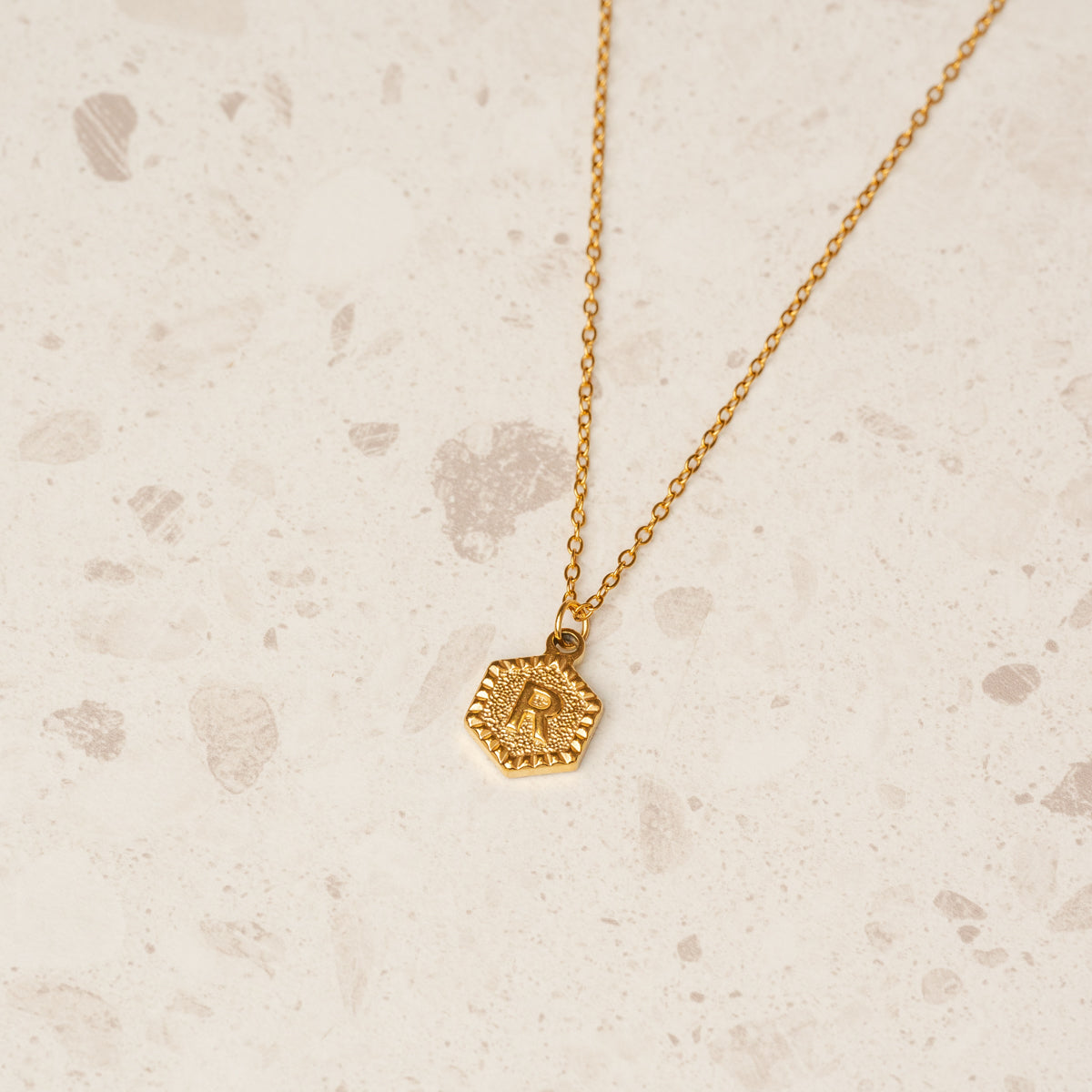 Colar Hexagonal com Iniciais - Ouro