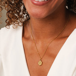 Colar Hexagonal com Iniciais - Ouro