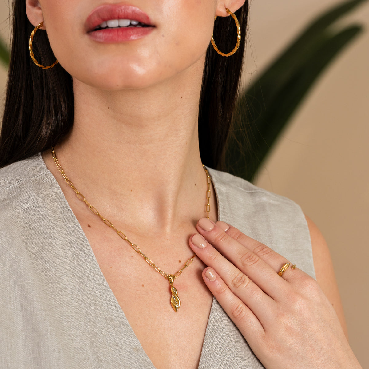 Colar Dourado com Pingente Monica