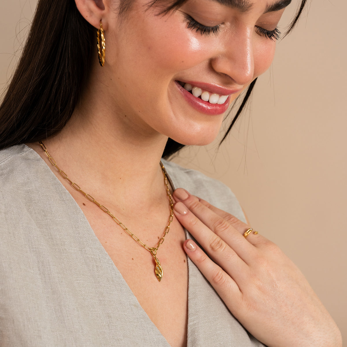 Colar Dourado com Pingente Monica