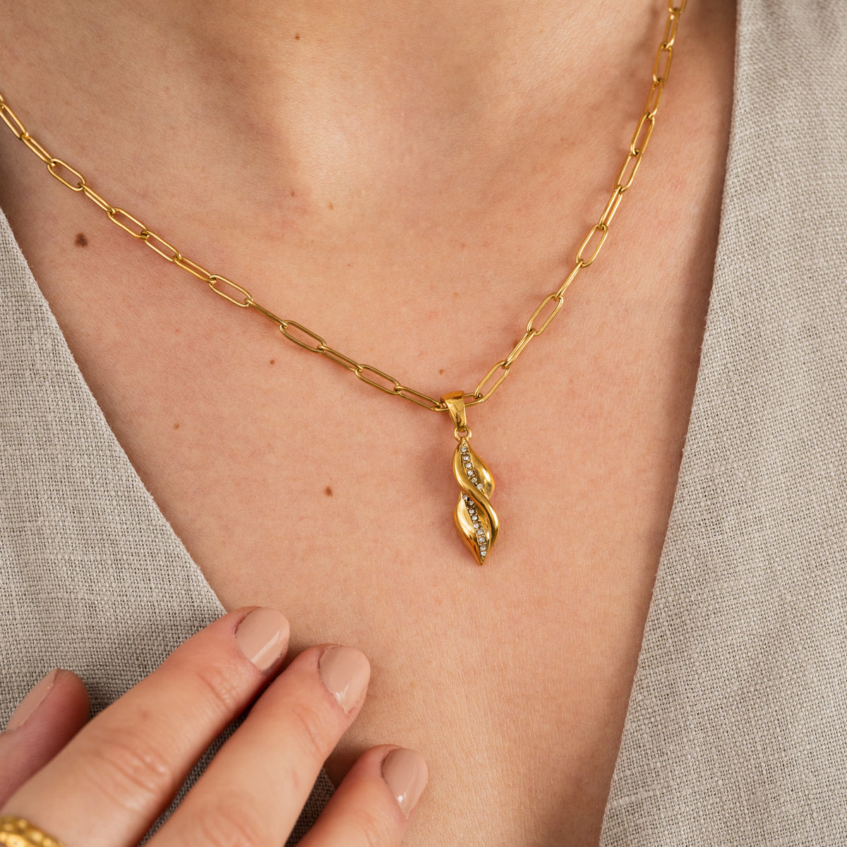 Colar Dourado com Pingente Monica