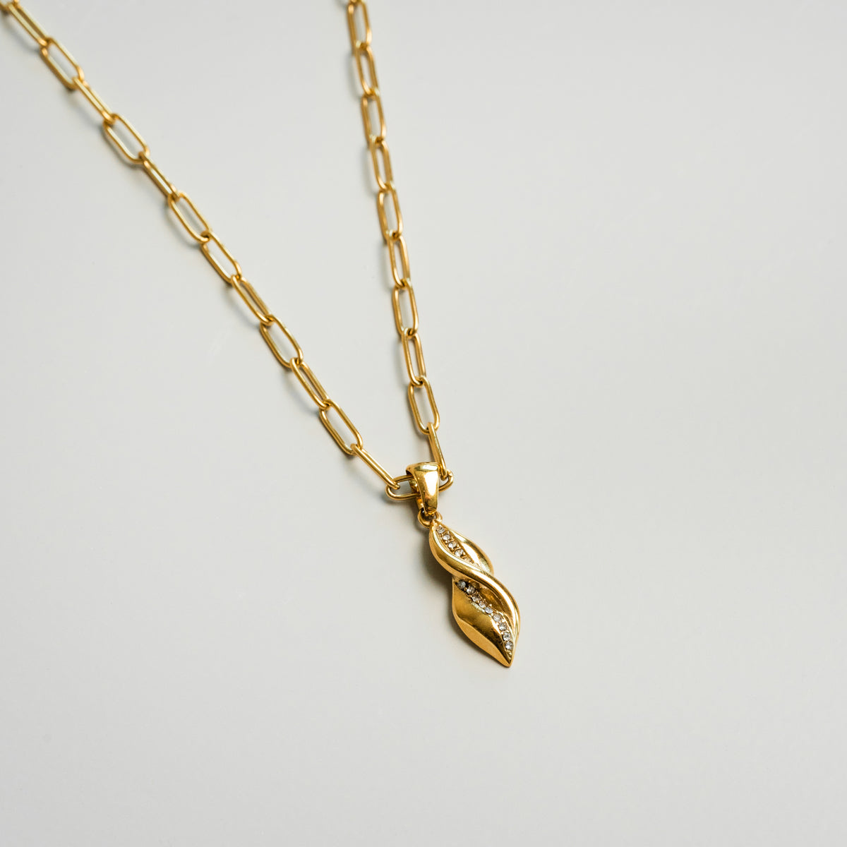Colar Dourado com Pingente Monica