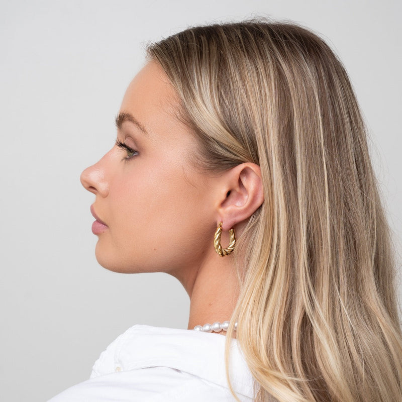 Brincos de Argola Ziyah Twist em Ouro